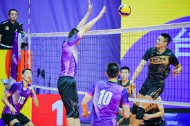 略伦特想干扰吕迪格罚点，姆巴佩上前推开对手并